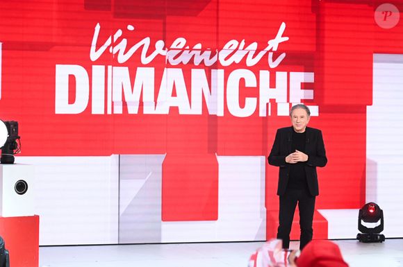 Michel Drucker lors de l'enregistrement de l'émission "Vivement dimanche" au studio Rive Gauche, présentée par M. Drucker avec une diffusion sur France 3 le 1er février 2026. © Guillaume Gaffiot/Bestimage
