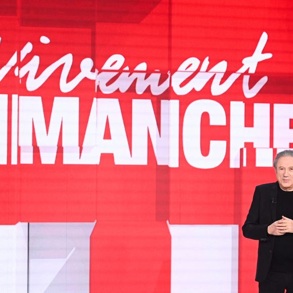 Michel Drucker lors de l'enregistrement de l'émission "Vivement dimanche" au studio Rive Gauche, présentée par M. Drucker avec une diffusion sur France 3 le 1er février 2026. © Guillaume Gaffiot/Bestimage