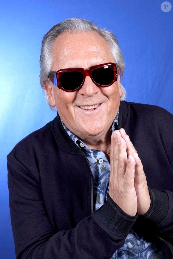 "Nous avons tous dans la poche une télécommande qui active les feux tricolores que vous entendez parfois parler. Il faut équiper avec ces balises les 660 quais qui ne sont pas sécurisés. Je fais tout mon possible pour plaider cette cause", a-t-il conclu, bien décidé à ce que les choses changent.

Gilbert Montagne pose pour notre photographe à Paris, France le 30 septembre 2025 .Photo par VIM/ABACAPRESS.COM