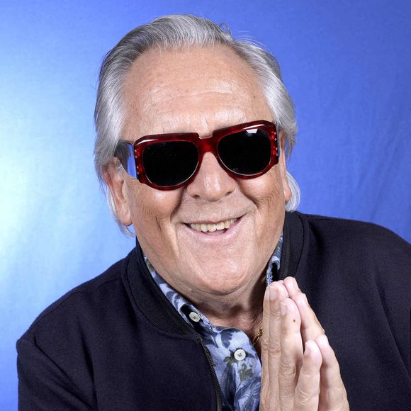 "Nous avons tous dans la poche une télécommande qui active les feux tricolores que vous entendez parfois parler. Il faut équiper avec ces balises les 660 quais qui ne sont pas sécurisés. Je fais tout mon possible pour plaider cette cause", a-t-il conclu, bien décidé à ce que les choses changent.

Gilbert Montagne pose pour notre photographe à Paris, France le 30 septembre 2025 .Photo par VIM/ABACAPRESS.COM