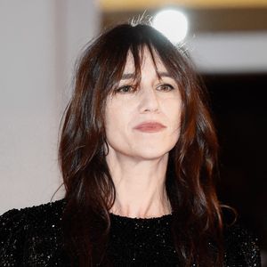 Charlotte Gainsbourg sur le tapis rouge pour la première du film Les Choses Humaines dans le cadre de la 78e Mostra de Venise le 9 septembre 2021 à Venise, Italie.  Photo par Marco Piovanotto/ABACAPRESS.COM