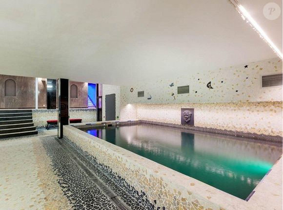 Entièrement rénové par l’acteur avec l’aide de professionnels de l’architecture et de la décoration, l’ensemble offre des prestations luxueuses comme une piscine, de vastes espaces de réception et plusieurs appartements.

Info - Gérard Depardieu a vendu son hôtel particulier à Paris. Initialement affiché autour de 50 millions d'euros, il a finalement été cédé pour 22,6 millions d'euros à un acquéreur britannique - BI - No Credit - L'hôtel particulier de Gerard Depardieu en plein cœur de Saint-Germain-des-Pres est en vente le 12 Decembre 2012. "Propriete de 1800 m² habitables comprenant l'hotel de Chambon construit au XIXe siècle, inscrit aux Monuments historiques, agrementee d'un jardin et de terrasses. De l'autre cote du jardin, un second batiment de type loft, eclaire par un puits de lumière, superbe pièce d'architecture et de design [...] Ascenseur, balcon, piscine, cuisine equipee ", indique l'annonce. Sans preciser le montant demande... Selon nos informations, Depardieu aurait pris la decision de s'en separer voilà tout juste trois mois. Quant au prix, il se situerait aux environs de 50 M€ ! C'est en 2003 que l'acteur a acquis l'hôtel de Chambon, construit en 1820 pour le baron du meme nom. Il avait alors déposé un permis de construire afin de le renover et d'y installer les bureaux de sa société DD Productions. Il projetait aussi d'y emmenager des appartements pour recevoir ses amis.