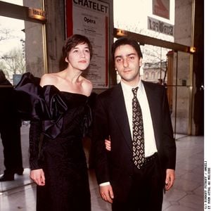 Charlotte Gainsbourg et Yvan Attal à la cérémonie des Molières 1994. Photo par BERTRAND RINDOFF PETROFF / BESTIMAGE