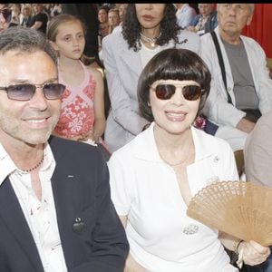 Ce jeudi 13 août 2026, la chanteuse de 80 ans a appris le décès de son grand ami, Olivier Echaudemaison, à l'âge de 84 ans. 

Mireille Mathieu et Olivier Echaudemaison au défilé de mode Christian Lacroix en 2008 à Paris.

RINDOFF-BORDE / BESTIMAGE