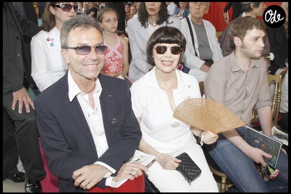 Ce jeudi 13 août 2026, la chanteuse de 80 ans a appris le décès de son grand ami, Olivier Echaudemaison, à l'âge de 84 ans. 

Mireille Mathieu et Olivier Echaudemaison au défilé de mode Christian Lacroix en 2008 à Paris.

RINDOFF-BORDE / BESTIMAGE