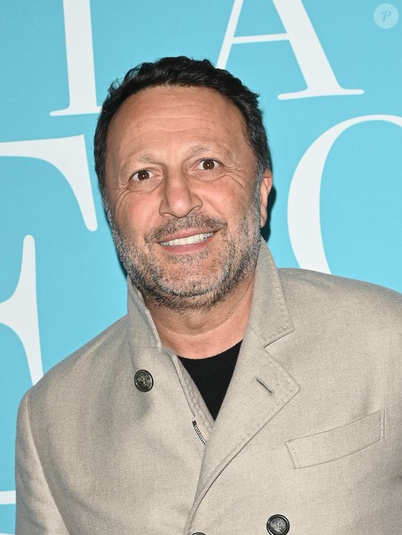 Produite par Alef Two, la société d’Arthur, elle devait initialement avoir pour héroïne Catherine Jacob. 

Arthur (Jacques Essebag) - Avant-première du film "La Vie pour de vrai" au cinéma Pathé Wepler à Paris le 18 avril 2023. © Coadic Guirec/Bestimage