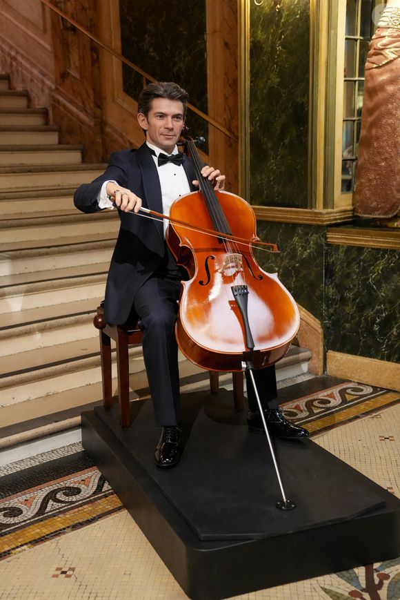 Le double de cire, très réaliste, le représente en train de jouer de son violoncelle.

Statue de cire de Gautier Capuçon - Inauguration de la statue de cire du violoncelliste "Gautier Capuçon" au musée Grévin à Paris le 28 mai 2026. © Anne-Sophie Guebey/Bestimage
