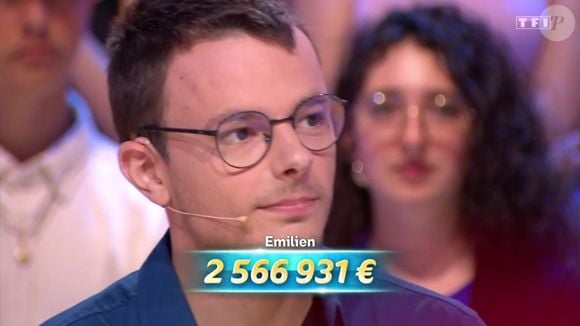 Emilien repart avec 2 566 931€ de gains !

Emilien découvre ses gains après s'être fait détrôner sur le plateau des "12 Coups de Midi" le dimanche 6 juillet 2025 © TF1