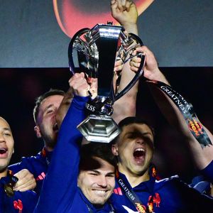 Antoine Dupont avec le trophée du tournoi des Six Nations - La France domine l'Ecosse (35-16) et remporte le Tournoi des 6 Nations au Stade de France à Saint-Denis, Seine Saint-Denis, France, le 15 mars 2025. © Christian Liewig/Bestimage