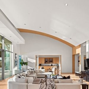 Exclusif - La nouvelle villa de Kanye West à Beverly Hills. Kanye a finalisé l'achat hors marché pour 35 millions de dollars. La propriété de style méditerranéen comprend environ 1900 m2 d'espace habitable, des jardins privés et des vues panoramiques sur la ville. Los Angeles, le 15 décembre 2024.