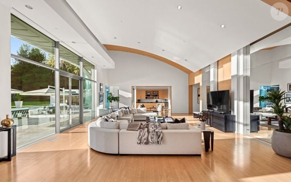 Exclusif - La nouvelle villa de Kanye West à Beverly Hills. Kanye a finalisé l'achat hors marché pour 35 millions de dollars. La propriété de style méditerranéen comprend environ 1900 m2 d'espace habitable, des jardins privés et des vues panoramiques sur la ville. Los Angeles, le 15 décembre 2024.