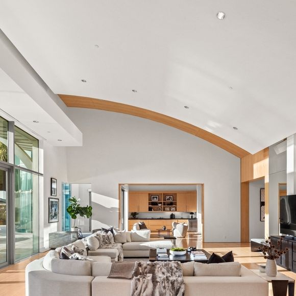 Exclusif - La nouvelle villa de Kanye West à Beverly Hills. Kanye a finalisé l'achat hors marché pour 35 millions de dollars. La propriété de style méditerranéen comprend environ 1900 m2 d'espace habitable, des jardins privés et des vues panoramiques sur la ville. Los Angeles, le 15 décembre 2024.