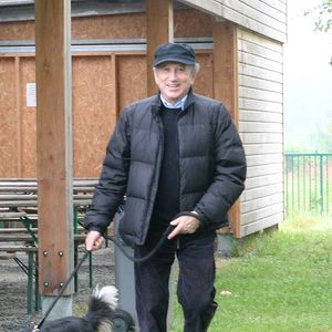 Ce passionné de vélo et de football a notamment couvert avec brio les Jeux Olympiques de Tokyo en 1964, puis ceux de Mexico en 1968, posant ainsi les jalons d'une carrière exceptionnelle avant de devenir la figure de proue des émissions de variétés que tout le monde connaît aujourd'hui. 

Exclusif -  Michel Drucker (casquette) avec sa chienne Isia - Mylène Demongeot (présidente du comité d'honneur du refuge de l'Arche de Chateau-Gontier) a reçu en exclusivité Michel Drucker (casquette) et sa femme Dany Saval au refuge de l'Arche à Château-Gontier à l'occasion du deuxième week-end de la protection animale le 1er mai 2015.