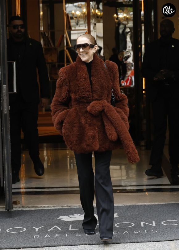 Alors qu’elle s’apprête à donner son dernier concert ce soir dans la capitale, retour sur les looks les plus marquants de son séjour en France.

Céline Dion salue ses fans à la sortie de l’hôtel Royal Monceau à Paris, avant de rejoindre La Plenitude Arena de Paris La Défense pour poursuivre sa série de concerts, le 9 octobre 2026. 
© Marc Ausset Lacroix / Bestimag