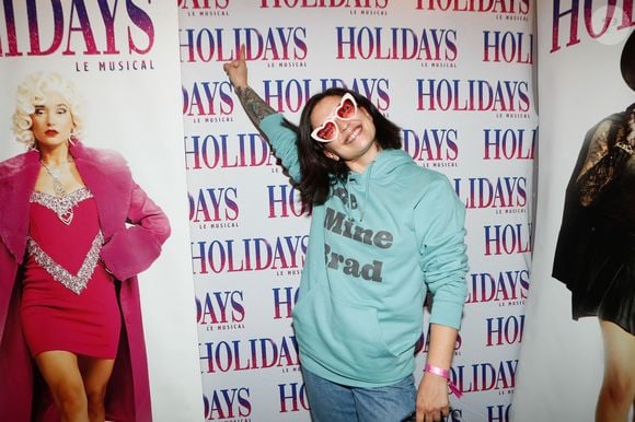 la répétitrice de 38 ans n'a pas manqué de le lui souhaiter mais aussi de l'afficher !

Lucie Bernardoni au photocall du spectacle "Holidays" à l'Alhambra à Paris, France, le 6 octobre 2023. © Christophe Clovis/Bestimage