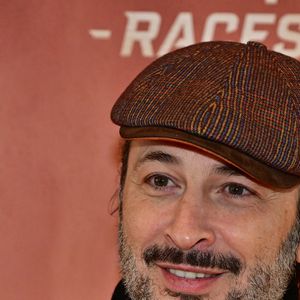 Michaël Cohen a d'ailleurs bien du mal à retrouver la capitale pour ses autres activités professionnelles, ne pensant plus qu'à retrouver la côte méditerranéenne ainsi que son personnage pour Tout pour la lumière qu'il affectionne tant.

Michaël Cohen - 104ème édition du Prix d'Amérique 2025 à l'hippodrome Paris-Vincennes le 26 janvier 2025. © Christian Liewig/Bestimage