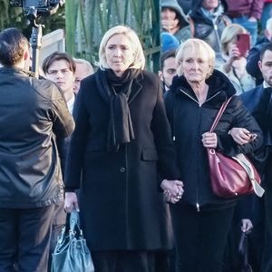 Marine Le Pen et sa soeur Yann - Le clan Le Pen se rend au cimetière de la Trinité-sur-Mer après les obsèques de Jean-Marie Le Pen en l'église Saint-Joseph le 11 janvier 2025.