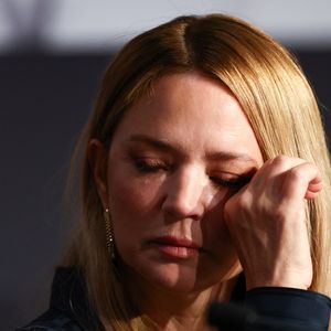 "Je ne mets pas des lunettes parce que je me prends pour une grosse resta ou parce qu’il y a du soleil, c’est parce que mes yeux n’existent plus, je crois".

Virginie Efira lors de la conférence de presse du film "Soudain" (Sudden) lors du 79ème Festival International du Film de Cannes (12 - 23 mai 2026), le 16 mai 2026.
© Valentina Claret / Pool / Bestimage