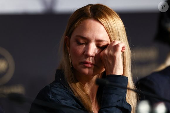 "Je ne mets pas des lunettes parce que je me prends pour une grosse resta ou parce qu’il y a du soleil, c’est parce que mes yeux n’existent plus, je crois".

Virginie Efira lors de la conférence de presse du film "Soudain" (Sudden) lors du 79ème Festival International du Film de Cannes (12 - 23 mai 2026), le 16 mai 2026.
© Valentina Claret / Pool / Bestimage