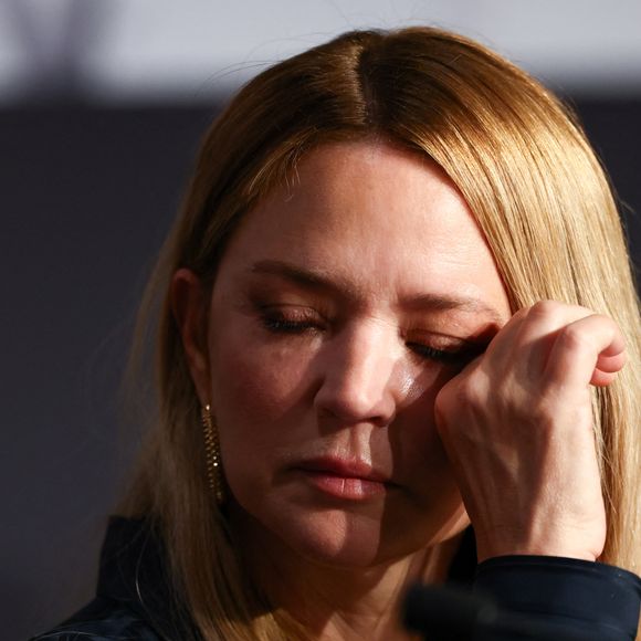 "Je ne mets pas des lunettes parce que je me prends pour une grosse resta ou parce qu’il y a du soleil, c’est parce que mes yeux n’existent plus, je crois".

Virginie Efira lors de la conférence de presse du film "Soudain" (Sudden) lors du 79ème Festival International du Film de Cannes (12 - 23 mai 2026), le 16 mai 2026.
© Valentina Claret / Pool / Bestimage