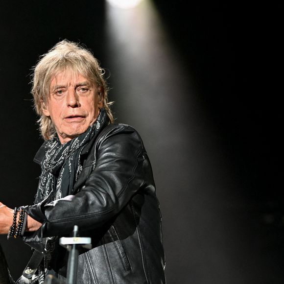 "Je pouvais mourir à tout moment, subitement" avouait le chanteur dans la presse, quelques mois après l'intervention.

Jean-Louis Aubert se produit lors du festival Essonne en scène à Chamarade, France, le 4 septembre 2021. Photo par Christophe
Meng / ABACAPRESS.COM