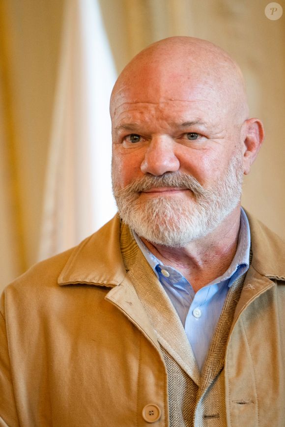 Fini le traditionnel sandwich triangle avalé à la va-vite ! Pour régaler les voyageurs pressés comme les badauds curieux, Philippe Etchebest a décidé de mettre à l'honneur LA grande star de sa carte : la raviole !

Exclusif - Le chef Philippe Etchebest participe au petit-Déjeu des les partenaires de la 3ème édition du Festival Bon (du 13 au 19 octobre) à la mairie de Bordeaux, France, le 18 septembre 2025. © Jean-Bernard Nadeau/Bestimage