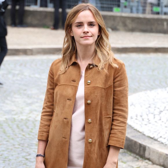 Elle a toujours été discrète sur sa vie sentimentale, évoquant la difficulté de construire une relation sous le regard du monde.

Emma Watson aux arrivées du défilé Miu Miu Collection Femme Prêt-à-Porter Printemps/Eté 2026 lors de la Fashion Week de Paris (PFW), au Conseil Économique, social et environnemental, Palais d'lena, à Paris, France, le 6 octobre 2025. © Denis Guignebourg / Bestimage