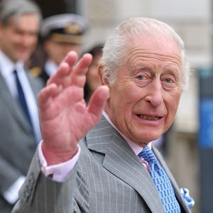 Le palais a choisi de ne pas informer Harry directement. Les experts s'interrogent. 

Le roi Charles III fait un signe de la main lors de sa visite à Somerset House, à Londres, pour voir l'exposition SOIL : Le monde à nos pieds. Londres, Royaume-Uni, le mercredi 26 mars 2025. Photo par Chris Jackson/PA Wire/ABACAPRESS.COM