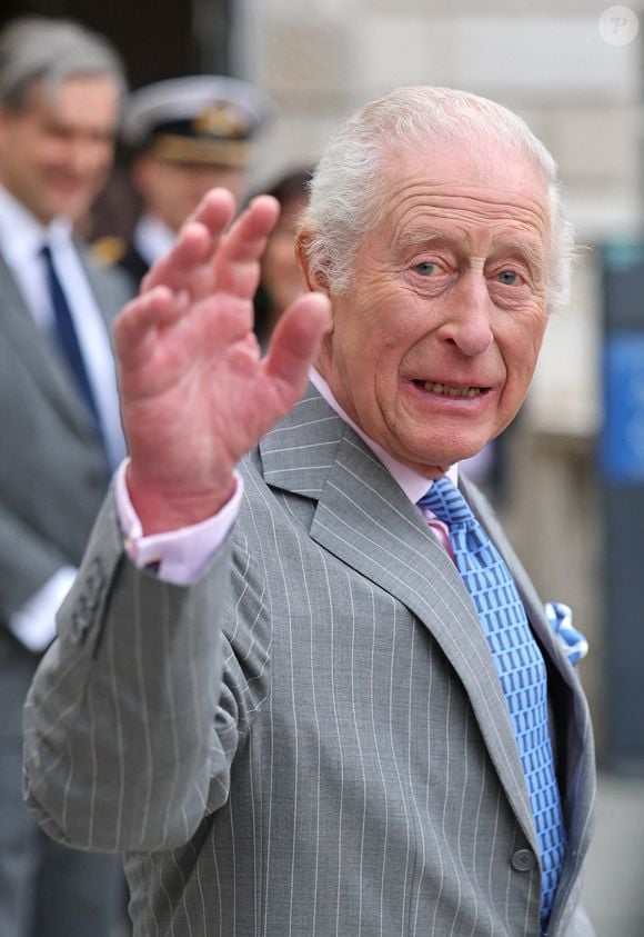 Le palais a choisi de ne pas informer Harry directement. Les experts s'interrogent.
Le roi Charles III fait un signe de la main lors de sa visite à Somerset House, à Londres, pour voir l'exposition SOIL : Le monde à nos pieds. Londres, Royaume-Uni, le mercredi 26 mars 2025. Photo par Chris Jackson/PA Wire/ABACAPRESS.COM