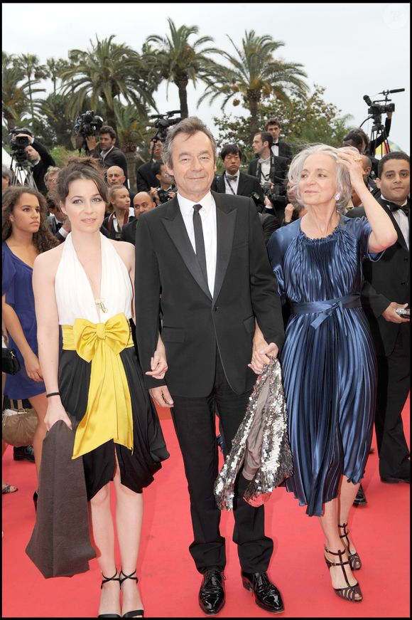 Le père de famille est également à la tête d'une société de production qui lui rapporte des dividendes non négligeables...

Michel Denisot, sa femme Martine Patier et leur fille Louise Denisot lors de la montée des marches pour la cérémonie de clôture du 61e festival de Cannes, le 25/05/2008. Crédit Rachid Bellak / Bestimage