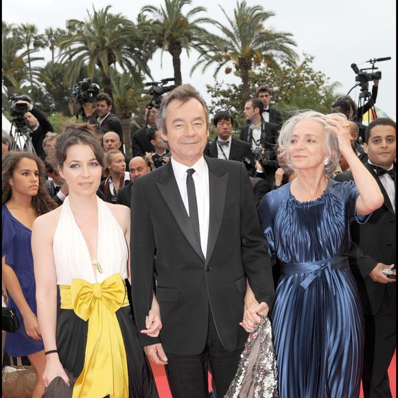 Le père de famille est également à la tête d'une société de production qui lui rapporte des dividendes non négligeables...

Michel Denisot, sa femme Martine Patier et leur fille Louise Denisot lors de la montée des marches pour la cérémonie de clôture du 61e festival de Cannes, le 25/05/2008. Crédit Rachid Bellak / Bestimage