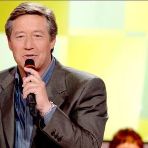 Le présentateur de télévision français Patrick Sabatier présente 'Génération succès' à Paris-France le 10 mai 2004. Photo par Jean-Jacques Datchary/Abaca