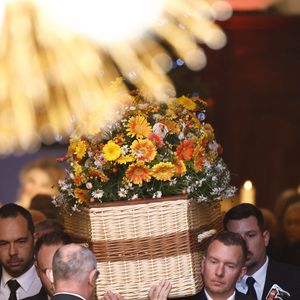 Le cercueil en osier de Brigitte Bardot - Sorties des obsèques de Brigitte Bardot en l'église Paroissiale Notre-Dame-de-l'Assomption de Saint-Tropez, France, le 7 janvier 2026.  Brigitte Bardot, figure emblématique du cinéma français et icône internationale, est décédée le 28 décembre 2025 à l'âge de 91 ans dans sa mythique propriété de La Madrague, à Saint-Tropez (France). Révélée au monde entier par son rôle dans "Et Dieu... créa la femme", elle avait contribué à faire de Saint-Tropez un lieu mondialement connu. L'actrice sera inhumée le 7 janvier 2026 au cimetière marin de Saint-Tropez, aux côtés de son père Louis Bardot (1896-1975) et de sa mère Anne-Marie Mucel (1912-1978). Une cérémonie religieuse se tiendra auparavant dans l'église de Saint-Tropez, où proches, personnalités et anonymes pourront lui rendre un dernier hommage. © Jacovides-Moreau/Bestimage