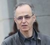 Jean-Jacques Goldman est passé (presque) incognito en Normandie.
Jean-Jacques Goldman lors des obsèques de Véronique Colucci au cimetière communal de Montrouge
Photo : Agence / Bestimage