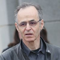 Jean-Jacques Goldman de retour en France ! Le chanteur passe incognito avec sa femme et ses filles en Normandie… L’auriez-vous reconnu ?