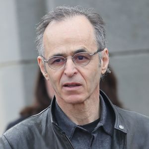 Jean-Jacques Goldman est passé (presque) incognito en Normandie.

Jean-Jacques Goldman lors des obsèques de Véronique Colucci au cimetière communal de Montrouge
Photo : Agence / Bestimage
