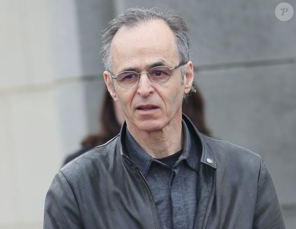 Jean-Jacques Goldman de retour en France ! Le chanteur passe incognito avec  sa femme et ses filles en Normandie… L'auriez-vous reconnu ? - Purepeople