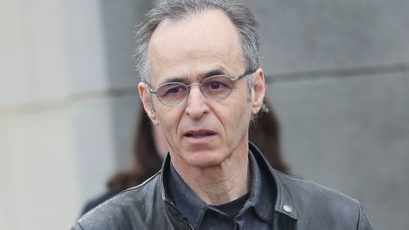 Jean-Jacques Goldman de retour en France ! Le chanteur passe incognito avec sa femme et ses filles en Normandie… L’auriez-vous reconnu ?