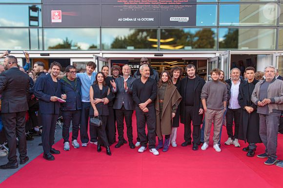 L'équipe du film, Raphael Quénard, Alain Chabat, Jean-Pascale Zadi, François Civil, Vincent Lacoste, Gilles Lellouche, Elodie Bouchez, Malik Frikah, Anthony Bajon, guest, Mallory Wanecque, Adèle Exarchopoulos, Benoît Poelvoorde, Karim Leklou - Avant-première du film "L'amour Ouf" au Kinepolis de Lomme près de Lille le 13 octobre 2024. © Stéphane Vansteenkiste/Bestimage