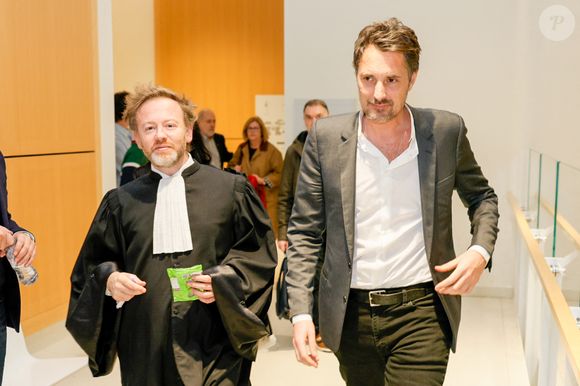 Les faits reprochés remontent à 2015 sur son lieu de travail à Chérie FM. L’animateur aurait mordu à deux reprises les fesses d’une collègue.

Exclusif - Vincent Cerutti avec son avocat Antoine Vey lors de la deuxième suspension d'audience de son procès au tribunal correctionnel de Paris, France, le 9 décembre 2025. 
© Julien Sarkissian/Bestimage