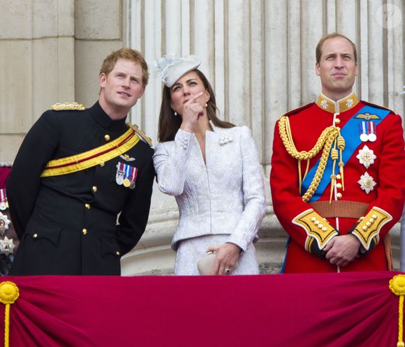 “[Il] a été mon âme sœur, mon héros et l’homme le plus extraordinaire au monde. Je suis donc dévastée d’annoncer son décès"
Le prince Harry, Catherine Kate Middleton, la duchesse de Cambridge, le prince William - La famille royale britannique réunie pour présider le traditionnel Trooping the Colour à Londres, le 14 juin 2014. Royalportraits Europe/Bernard Rubsamen / Bestimage