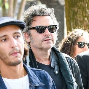 Matthieu Chedid (M) aux arrivées des obsèques de Catherine Ringer, la chanteuse des Rita Mitsouko, au cimetière de Montmartre, dans le 18ème arrondissement de Paris, France, le 19 septembre 2026. © Bestimage