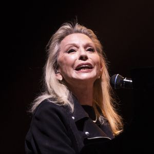 Véronique Sanson continue de monter sur scène malgré des problèmes de santé.

Véronique Sanson - Coulisses du XVème gala pour la Fondation Recherche Alzheimer à l'Olympia à Paris le 14 mars 2022.  © Bertrand Rindoff/Bestimage