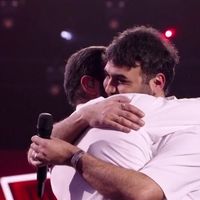 The Voice : Sam rejoint sur scène par son frère, un chanteur très célèbre, "c'était une vraie surprise de le voir"
