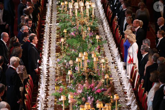 Le soir-même, un banquet d’apparat a été organisé en leur honneur dans le prestigieux St George’s Hall. 

Le président français Emmanuel Macron (à gauche du centre), la reine Camilla du Royaume-Uni (à droite du centre, à droite), l'épouse du président français Brigitte Macron (à droite du centre) et le prince William, prince de Galles (à droite du centre, à gauche) assistent à un banquet d'État au château de Windsor, à l’ouest de Londres, le 8 juillet 2025, lors du premier jour de la visite d’État de trois jours du président français au Royaume-Uni.
— Le président Emmanuel Macron a entamé mardi une visite d’État de trois jours en Grande-Bretagne, au cours de laquelle il a pris la parole devant le Parlement et tenté de raviver une relation dite chaleureuse avec le roi Charles III.
© Ludovic Marin / Pool / Bestimage