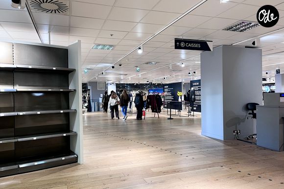 Photo des rayons vides au BHV Marais (Bazar de l'Hôtel de Ville) à Paris. Le 20 novembre 2025
Suite à l'arrivée du géant chinois Shein au 6e étage du Bazar de l'Hôtel de Ville, de nombreuses marques ont décidé de quitter ce grand magasin parisien. À tous les étages du magasin, les allées se désertifient et les rayonnages sont tristement vides.
© Céline Bonnarde / Bestimage