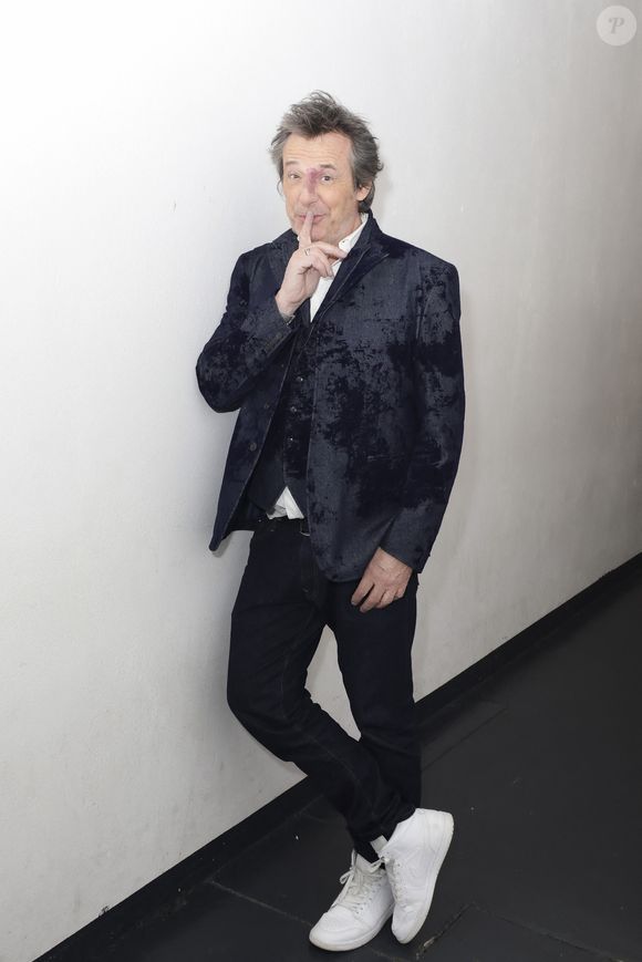 Peu de gens le savent mais il a exercé le métier de clown

Exclusif - Jean-Luc Reichmann, en backstage de l’émission « TPMP » La dernière sur C8,  présentée par C.Hanouna et diffusée en direct sur C8, Paris, France, le 27 fevrier 2025. © Jack Tribeca / Bestimage