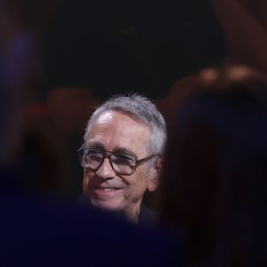 Exclusif - Alain Chamfort lors de l'enregistrement de l'émission Le Grand Echiquier - Spécial Claude François présentée par C.Chazal et A.Manoukian et diffusée le 13 janvier sur France, à l'Opéra royal du château de Versailles, accompagné par l'Orchestre de l'Opéra Royal à Versailles, France, le 16 septembre 2025. Jack Tribeca/Bestimage