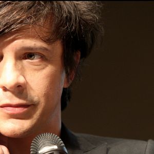 Nikola Sirkis lors d'une conférence de presse, pour annoncer leur nouvel album et leur concert au Stade de France, le 26 juin 2010. CYRIL MOREAU / BESTIMAGE