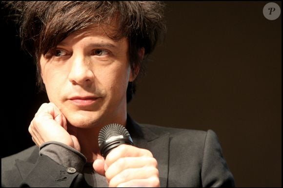 Nikola Sirkis lors d'une conférence de presse, pour annoncer leur nouvel album et leur concert au Stade de France, le 26 juin 2010. CYRIL MOREAU / BESTIMAGE